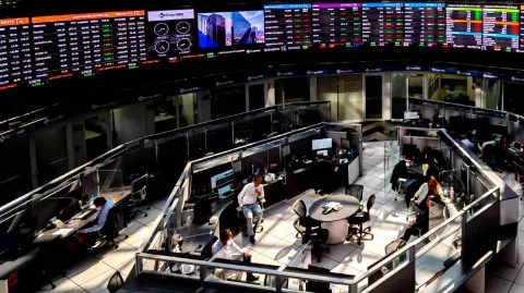 El índice líder S&P/BMV IPC, que agrupa a las acciones más negociadas del mercado doméstico, retrocedió este viernes 1.62% a 48,957.24 puntos.

Para más información del tema, visita: https://www.eleconomista.com.mx/mercados/bolsa-mexicana-valores-termina-baja-primera-semana-20250103-740521.html

¡Síguenos en nuestras redes sociales para mantenerte informado!

Twitter: https://twitter.com/eleconomista 
Facebook: https://www.facebook.com/ElEconomista.mx
Instagram: https://www.instagram.com/eleconomistamx
LinkedIn: https://www.linkedin.com/company/el-economista/

#ElEconomista #EETV