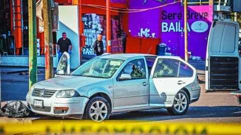 La unidad del comandante recibió múltiples impactos de bala en los cristales y puertas. FOTO: JOSÉ BETANZOS/CUARTOSCURO.COM