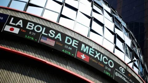 Los índices accionarios locales cayeron este miércoles, en un mercado preocupado por la estrategia arancelaria del presidente electo de Estados Unidos.

Para más información del tema, visita: https://www.eleconomista.com.mx/mercados/bmv-cae-mercado-preocupado-donald-trump-20250108-741112.html

¡Síguenos en nuestras redes sociales para mantenerte informado!

Twitter: https://twitter.com/eleconomista 
Facebook: https://www.facebook.com/ElEconomista.mx
Instagram: https://www.instagram.com/eleconomistamx
LinkedIn: https://www.linkedin.com/company/el-economista/

#ElEconomista #EETV