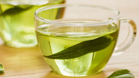 Descubre los secretos de esta infusión herbolaria mexicana, ideal para aliviar problemas digestivos, reducir la inflamación y ayudar a relajarse.