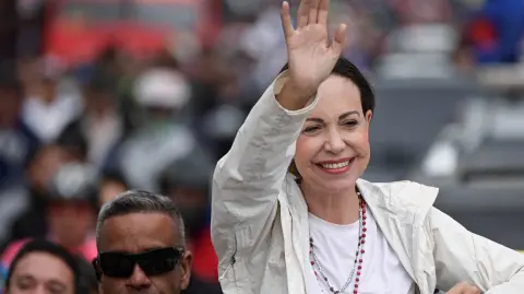 La líder opositora de Venezuela, María Corina Machado, fue detenida este jueves tras encabezar una manifestación en Caracas, informó a la AFP una fuente cercana a la dirigente.

Para más información del tema, visita: https://www.eleconomista.com.mx/internacionales/lider-opositora-venezolana-maria-corina-machado-arrestada-manifestacion-caracas-20250109-741267.html

¡Síguenos en nuestras redes sociales para mantenerte informado!

Twitter: https://twitter.com/eleconomista 
Facebook: https://www.facebook.com/ElEconomista.mx
Instagram: https://www.instagram.com/eleconomistamx
LinkedIn: https://www.linkedin.com/company/el-economista/

#ElEconomista #EETV