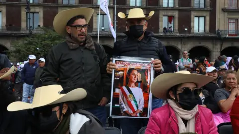 Simpatizantes del movimiento de la Cuarta Transformación reunidos en el Zócalo de la CDMX, para presencial el informe de Claudia Sheinbaum por sus primero 100 días de gobierno.