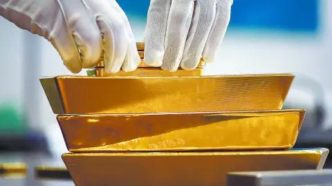 La compra de oro en físico de los bancos centrales apoyó el repunte del metal precioso en el mercado internacional. REUTERS/Mariya Gordeyeva/File Photo