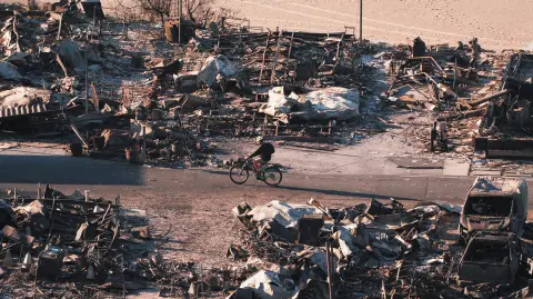 Más de 10,000 edificios han sido destruidos, la gran mayoría son viviendas con un valor medio de 3 millones de dólares. REUTERS/David Ryder