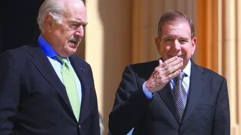 Edmundo González (derecha) junto al expresidente de Colombia Andrés Pastrana, el jueves en Santo Domingo.