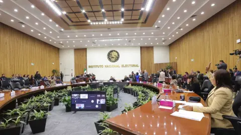 Integrantes de la asociación civil Defensorxs, presentaron una denuncia ante el INE contra las ministras Yasmín Esquivel, Lenia Batres y Loretta Ortiz, por supuestos actos anticipados de campaña y uso indebido de recursos públicos.

Para más información del tema, visita: https://www.eleconomista.com.mx/politica/denuncian-ministras-instituto-electoral-20250114-741849.html

¡Síguenos en nuestras redes sociales para mantenerte informado!

Twitter: https://twitter.com/eleconomista 
Facebook: https://www.facebook.com/ElEconomista.mx
Instagram: https://www.instagram.com/eleconomistamx
LinkedIn: https://www.linkedin.com/company/el-economista/

#ElEconomista #EETV