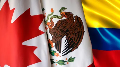 Congresistas de Estados Unidos denuncian que las conversaciones han sido poco transparentes, y alertan sobre daños a las inversionistas estadounidenses.

Para más información del tema, visita: https://www.eleconomista.com.mx/internacionales/biden-negocia-mexico-canada-colombia-nuevas-reglas-comerciales-estados-unidos-20250114-741889.html
Twitter: https://twitter.com/eleconomista 
Sitio web: https://www.eleconomista.com.mx/ 
Facebook: https://www.facebook.com/ElEconomista.mx 

#ElEconomista #CapitalHumano #EETV