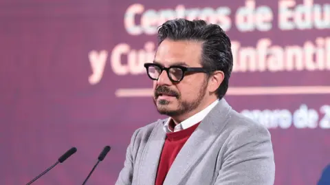 El gobierno de México presentó avances sobre el programa el Proyecto de Estrategia de Atención a la Primera Infancia de los nuevos Centros de Educación y Cuidado Infantil (CECI), iniciativa que busca transformar el concepto tradicional de guarderías hacia espacios integrales de desarrollo para niñas y niños.

Para más información del tema, visita: https://www.eleconomista.com.mx/politica/gobierno-presenta-nuevo-modelo-cuidado-infantil-20250115-742041.html

¡Síguenos en nuestras redes sociales para mantenerte informado!

Twitter: https://twitter.com/eleconomista 
Facebook: https://www.facebook.com/ElEconomista.mx
Instagram: https://www.instagram.com/eleconomistamx
LinkedIn: https://www.linkedin.com/company/el-economista/

#ElEconomista #EETV
