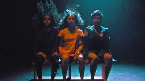 Las Moiras. Tres mujeres, tres destinos, tejiendo un tapiz de fuerza y belleza. Una de las cinco piezas de Reencarnación.