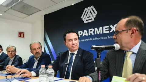 Juan José Sierra (segundo de derecha a izquierda), presidente de la Coparmex.