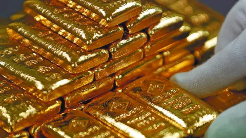 FILE PHOTO: An employee sorts gold bars in the Austrian Gold and Silver Separating Plant  in Vienna, Austria, December 15, 2017.  REUTERS/Leonhard Foeger/File Photo