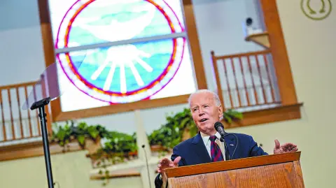 El presidente Joe Bien, ayer durante su visita a una iglesia bautista en Charleston, Carolina del Sur.