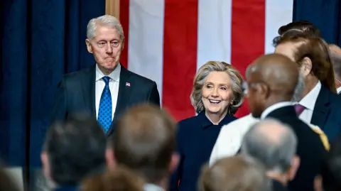 El expresidente, Bill Clinton, y la ex primera dama y Secretaria de Estado, Hillary Clinton, durante la investidura del presidente Donald Trump. Foto: Reuters