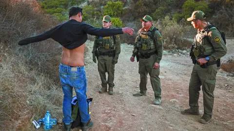 La Acnur confirmó que en los últimos meses del 2024, nuestro país experimentó un aumento del desplazamiento interno debido al alza de violencia en estados como Sinaloa y Chiapas.

Para más información del tema, visita: https://www.eleconomista.com.mx/politica/migrantes-buscan-eu-olvidar-violencia-falta-oportunidades-20250120-742681.html 

¡Síguenos en nuestras redes sociales para mantenerte informado!

Twitter: https://twitter.com/eleconomista 
Facebook: https://www.facebook.com/ElEconomista.mx
Instagram: https://www.instagram.com/eleconomistamx
LinkedIn: https://www.linkedin.com/company/el-economista/

#ElEconomista #EETV