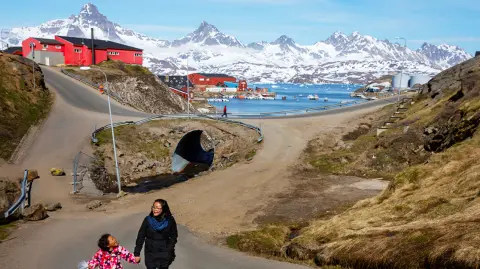 El primer ministro de Groenlandia declaró este martes que ese territorio autónomo de Dinamarca quiere trazar su propio futuro y no convertirse en estadounidense, tras los renovados comentarios del presidente Donald Trump sobre tomar el control de la isla.