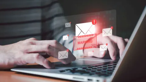 Los ataques de 'phishing' de clonación pueden ser muy eficaces, pero es posible detectarlos si se atienden a ciertos detalles, como el tipo de mensaje recibido en la bandeja de correo electrónico.

Para más información del tema, visita: https://www.eleconomista.com.mx/finanzaspersonales/phishing-clonado-detectar-debe-evitarlo-20250121-742952.html

¡Síguenos en nuestras redes sociales para mantenerte informado!

Twitter: https://twitter.com/eleconomista 
Facebook: https://www.facebook.com/ElEconomista.mx
Instagram: https://www.instagram.com/eleconomistamx
LinkedIn: https://www.linkedin.com/company/el-economista/

#ElEconomista #EETV
