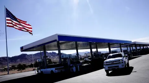 En lo que va del 2025, el precio de la gasolina regular ha incrementado 2.7% u ocho centavos de dólar estadounidense.

Para más información del tema, visita: https://www.eleconomista.com.mx/economia/eu-incrementa-precio-gasolina-2025-trump-declararia-emergencia-energetica-20250120-742806.html

¡Síguenos en nuestras redes sociales para mantenerte informado!

Twitter: https://twitter.com/eleconomista 
Facebook: https://www.facebook.com/ElEconomista.mx
Instagram: https://www.instagram.com/eleconomistamx
LinkedIn: https://www.linkedin.com/company/el-economista/

#ElEconomista #EETV