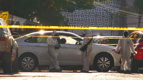 ACAPULCO, GUERRERO, 11DICIEMBRE2024.- El ex presidente del Tribunal Superior de Justicia del Estado de Guerrero, el magistrado Edmundo Román Pinzón, fue asesinado cuando conducía su automóvil esta tarde cuándo salía de los Juzgados de Caleta, testigos informaron que hombres armados le dispararon sobre la avenida Gran Vía Tropical del fraccionamiento Las Playas, el lugar quedó resguardo por policías de diferentes corporaciones mientras se realizaban las diligencias. FOTO: CARLOS ALBERTO CARBAJAL/CUARTOSCURO.COM