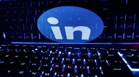 Los clientes dijeron que LinkedIn luego actualizó discretamente su política de privacidad el 18 de septiembre de 2024 para decir que los datos podrían usarse para entrenar modelos de IA.