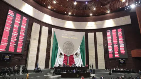 Con el fin de defender a México de las políticas anunciadas por el presidente de Estados Unidos, Donald Trump, el líder parlamentario de Morena en la Cámara de Diputados, Ricardo Monreal, anunció que busca crear un frente común con la oposición a favor de nuestro país.

Para más información del tema, visita: https://www.eleconomista.com.mx/politica/congreso-busca-union-medidas-eu-20250122-743090.html

¡Síguenos en nuestras redes sociales para mantenerte informado!

Twitter: https://twitter.com/eleconomista 
Facebook: https://www.facebook.com/ElEconomista.mx
Instagram: https://www.instagram.com/eleconomistamx
LinkedIn: https://www.linkedin.com/company/el-economista/

#ElEconomista #EETV