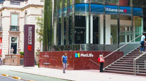 Las instituciones financieras vinculadas con EU, quedan impedidas para otorgar cualquier servicio o producto a las organizaciones.