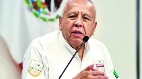 El comisionado del INM, Garduño, es acusado de ejercicio ilícito del servicio público.