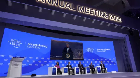 El presidente de Estados Unidos, Donald Trump, dijo este jueves en videoconferencia a los líderes empresariales reunidos en el Foro Económico Mundial de Davos, en Suiza, que está trabajando para revertir la inflación y la inmigración ilegal, al tiempo que impulsa la producción de combustibles fósiles en Estados Unidos.

Para más información del tema, visita: https://www.eleconomista.com.mx/internacionales/trump-foro-davos-vengan-producir-estados-unidos-pagaran-aranceles-20250123-743319.html 

¡Síguenos en nuestras redes sociales para mantenerte informado!

Twitter: https://twitter.com/eleconomista 
Facebook: https://www.facebook.com/ElEconomista.mx
Instagram: https://www.instagram.com/eleconomistamx
LinkedIn: https://www.linkedin.com/company/el-economista/

#ElEconomista #EETV