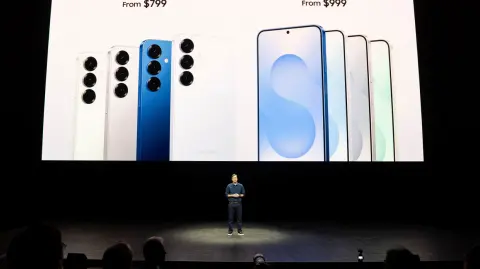 El nuevo Galaxy S25 utiliza Gemini, ofrecido por Google de Alphabet, como su motor de Inteligencia Artificial predeterminado y también cuenta con el asistente de voz interno actualizado de Samsung, Bixby, dijo Park.