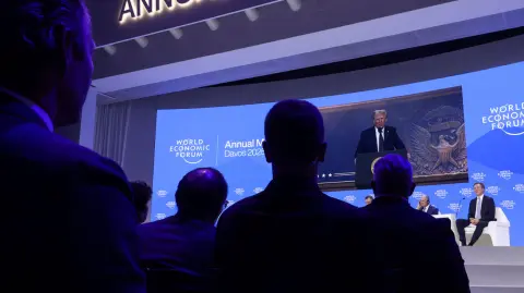 A pocos días de asumir la presidencia de Estados Unidos, el republicano dijo ante el Foro de Davos que su país solo busca un trato justo.

Para más información del tema, visita: https://www.eleconomista.com.mx/economia/mexico-destaca-trump-foro-davos-20250123-743373.html

#Trump #EEUU #Aranceles #México #ForodeDavos