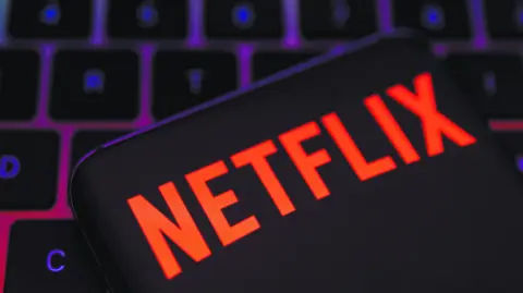 Netflix podría enfrentar un 2025 retador ya que los consumidores han reducido el tiempo que pasan frente a sus pantallas.