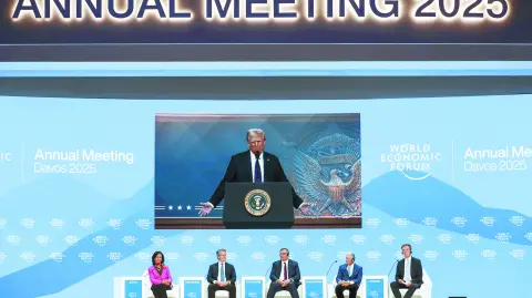 Trump recibió un fuerte aplauso de las personalidades políticas y empresariales que esperaron su aparición durante toda la semana.