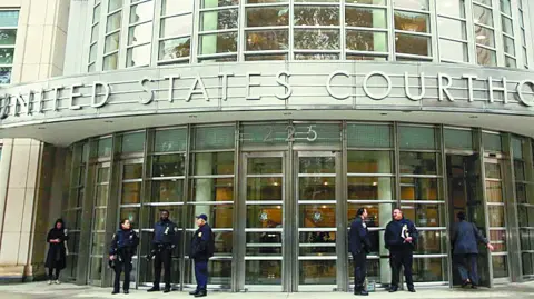 La Cámara de Representantes de EU votó este mes a favor de sancionar a la CPI por emitir órdenes de detención contra el primer ministro israelí, Benjamín Netanyahu, y su exministro de Defensa por la campaña de Israel en Gaza.

Para más información del tema, visita: https://www.eleconomista.com.mx/internacionales/corte-penal-internacional-prepara-posibles-sanciones-estados-unidos-20250124-743520.html

¡Síguenos en nuestras redes sociales para mantenerte informado!

Twitter: https://twitter.com/eleconomista 
Facebook: https://www.facebook.com/ElEconomista.mx
Instagram: https://www.instagram.com/eleconomistamx
LinkedIn: https://www.linkedin.com/company/el-economista/

#ElEconomista #EETV