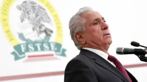 El sindicalista y político priista se desempeñó como Secretario General de la Federación de Sindicatos de Trabajadores al Servicio del Estado (FSTSE) desde 1998.

Para más información del tema, visita: https://www.eleconomista.com.mx/empresas/joel-ayala-lider-fstse-fallecio-79-anos-20250127-743732.html 

¡Síguenos en nuestras redes sociales para mantenerte informado!

Twitter: https://twitter.com/eleconomista 
Facebook: https://www.facebook.com/ElEconomista.mx
Instagram: https://www.instagram.com/eleconomistamx
LinkedIn: https://www.linkedin.com/company/el-economista/

#ElEconomista #EETV