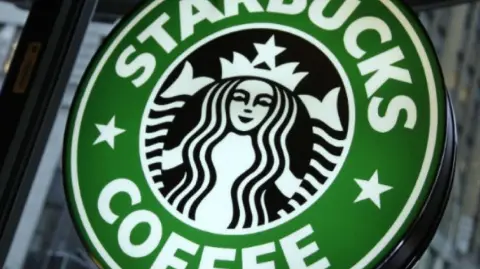 Como parte de esta reestructura, el puesto de presidente de América del Norte se dividirá en dos roles: el director de tiendas de América del Norte y el director de desarrollo de la tienda.

Para más información del tema, visita: https://www.eleconomista.com.mx/empresas/exdirectivos-taco-bell-unen-starbucks-impulsar-estrategia-transformacion-20250128-743979.html

¡Síguenos en nuestras redes sociales para mantenerte informado!

Twitter: https://twitter.com/eleconomista 
Facebook: https://www.facebook.com/ElEconomista.mx
Instagram: https://www.instagram.com/eleconomistamx
LinkedIn: https://www.linkedin.com/company/el-economista/

#ElEconomista #EETV