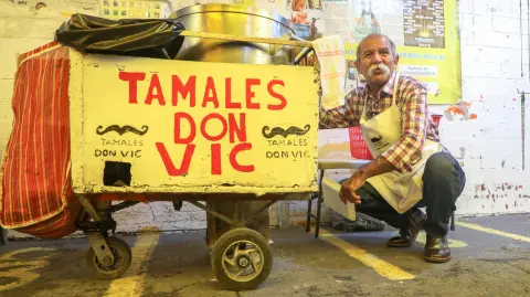VICTOR ZARATE VENTA DE TAMALES RANCHEROS . FOTO : HUGO SALAZAR / EL ECONOMISTA