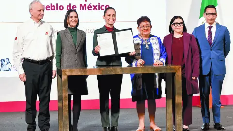 La presidenta Claudia Sheinbaum, ayer, en compañía de Víctor Rodríguez, director de Pemex, Luz Elena González, titular de Energía y Emilia Calleja, directora de la CFE. FOTO: MARIO JASSO/CUARTOSCURO.COM