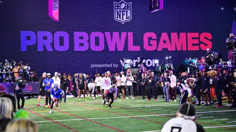 Malik Nabers, el número 1 de los New York Giants, compite contra Jerry Jeudy, el número 3 de los Cleveland Browns durante los juegos Pro Bowl de la NFL 2025