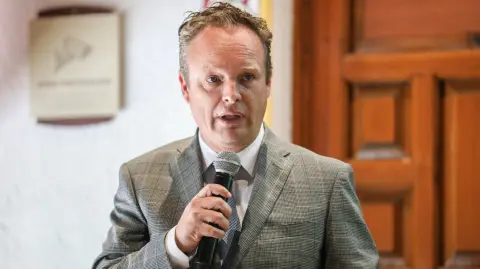 Rodrigo Córdoba, presidente de la AMIC, durante la firma de convenio con la Canadevi.