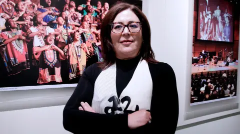 La compositora mexicana Gabriela Ortiz posa para una fotografía en el Carnegie Hall de la ciudad de Nueva York.