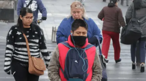 El Servicio Meteorológico Nacional (SMN) emitió un aviso sobre el frente frío número 25, el cual, en combinación con un canal de baja presión, generará lluvias intensas en Veracruz, Chiapas y Tabasco, además de un evento de "Norte" con rachas de hasta 90 km/h en el Istmo y Golfo de Tehuantepec.

Para más información del tema, visita:https://www.eleconomista.com.mx/politica/frente-frio-25-provocara-lluvias-intensas-evento-norte-golfo-mexico-meteorologico-nacional-20250201-744585.html 

¡Síguenos en nuestras redes sociales para mantenerte informado!

Twitter: https://twitter.com/eleconomista 
Facebook: https://www.facebook.com/ElEconomista.mx
Instagram: https://www.instagram.com/eleconomistamx
LinkedIn: https://www.linkedin.com/company/el-economista/

#ElEconomista #EETV
