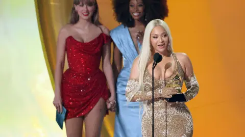 El "Cowboy Carter", con el que Beyoncé celebra sus raíces sureñas, se alzó como álbum del año, un premio que la texana nunca había conquistado a pesar de ser la más nominada de la historia de los Grammy (99 veces) y la cantante con más trofeos en su haber.

Para más información del tema, visita: https://www.eleconomista.com.mx/arteseideas/beyonce-gana-grammy-album-ano-cowboy-carter-20250202-744663.html

¡Síguenos en nuestras redes sociales para mantenerte informado!

Twitter: https://twitter.com/eleconomista 
Facebook: https://www.facebook.com/ElEconomista.mx
Instagram: https://www.instagram.com/eleconomistamx
LinkedIn: https://www.linkedin.com/company/el-economista/

#ElEconomista #EETV