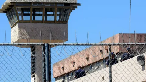 Autoridades estatales y federales realizaron una inspección de rutina en el Centro Penitenciario de Aguaruto, Sinaloa, asegurando diversos objetos prohibidos, incluyendo dispositivos de Internet satelital Starlink, armas blancas y hasta bebidas alcohólicas.

Para más información del tema, visita: https://www.eleconomista.com.mx/politica/hallan-internet-satelital-penal-aguaruto-20250206-745193.html

¡Síguenos en nuestras redes sociales para mantenerte informado!

Twitter: https://twitter.com/eleconomista 
Facebook: https://www.facebook.com/ElEconomista.mx
Instagram: https://www.instagram.com/eleconomistamx
LinkedIn: https://www.linkedin.com/company/el-economista/

#ElEconomista #EETV