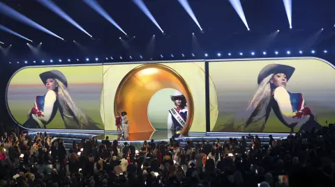 "Cowboy Carter" de Beyoncé se llevó el galardón de la noche en la 67ª entrega de los premios Grammy. Foto: Reuters.
