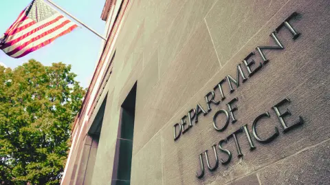 El Departamento de Justicia (DOJ, sigla en inglés) es responsable de hacer cumplir las leyes de Estados Unidos.