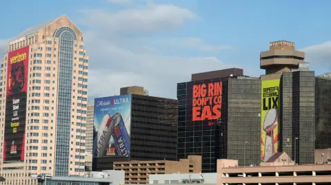 Entre los propietarios de equipos de la NFL que contribuyeron financieramente a la última campaña presidencial, la inmensa mayoría se decantaron por los republicanos.

Para más información del tema, visita: https://www.eleconomista.com.mx/deportes/super-domingo-donald-trump-sera-primer-presidente-ejercicio-asista-super-bowl-20250207-745420.html

¡Síguenos en nuestras redes sociales para mantenerte informado!

Twitter: https://twitter.com/eleconomista 
Facebook: https://www.facebook.com/ElEconomista.mx
Instagram: https://www.instagram.com/eleconomistamx
LinkedIn: https://www.linkedin.com/company/el-economista/

#ElEconomista #EETV