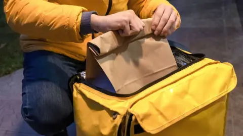 Plataformas de delivery proyectan un crecimiento en pedidos para el Super Bowl 2025, destacando las pizzas y hamburguesas como la comida más solicitada.