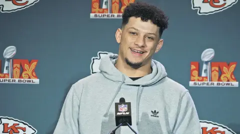 Patrick Mahomes está a un triunfo de ser el primer quarterback con tres títulos seguidos de Super Bowl. La receta de su éxito reside en su pasado en otro deporte y una alta creatividad mental.

Para más información del tema, visita: https://www.eleconomista.com.mx/deportes/formula-mahomes-improvisacion-fuerza-beisbol-20250206-745318.html

¡Síguenos en nuestras redes sociales para mantenerte informado!

Twitter: https://twitter.com/eleconomista 
Facebook: https://www.facebook.com/ElEconomista.mx
Instagram: https://www.instagram.com/eleconomistamx
LinkedIn: https://www.linkedin.com/company/el-economista/

#ElEconomista #EETV