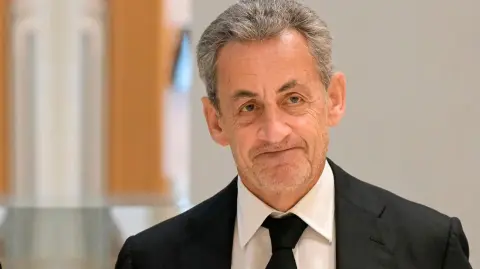 El expresidente de Francia fue convocado la semana pasada ante el tribunal de París para notificarle las modalidades de aplicación de esta condena inédita para un exjefe de Estado.