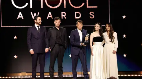 El director Sean Baker acepta el premio a la Mejor Película por "Anora" durante la 30 edición de los Critics Choice Awards.
