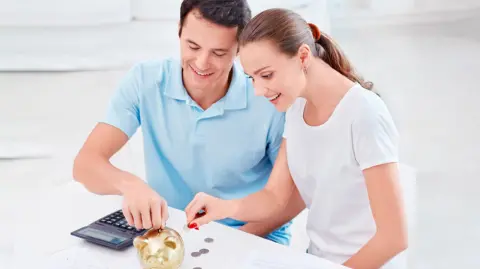 Si bien el amor es clave en una relación, los problemas económicos pueden generar conflictos que incluso podrían llevar a una separación.